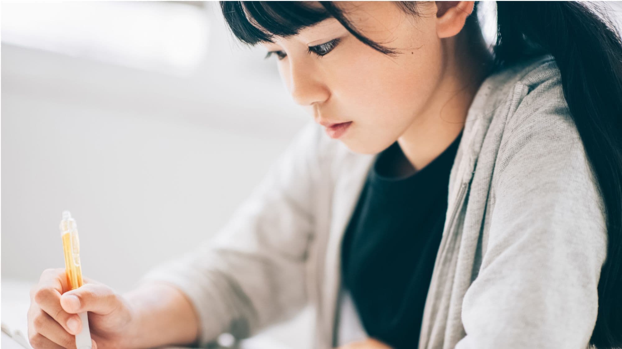 塾で勉強する小学生の女の子