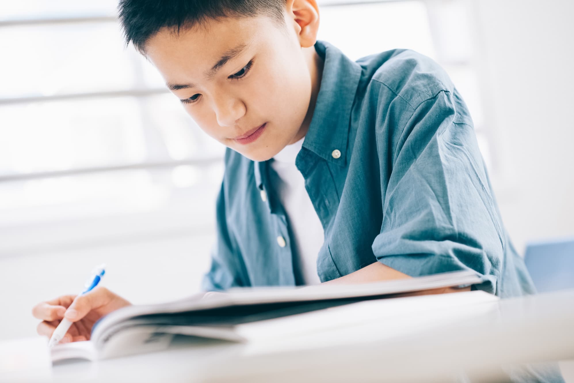 塾で勉強する小学生の男の子