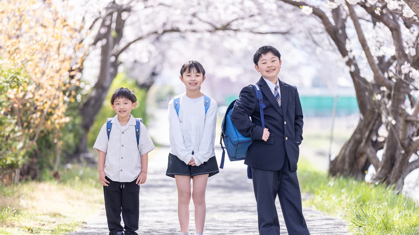 塾で勉強する学生
