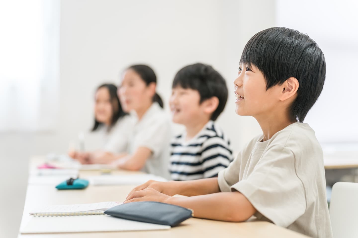 勉強をする小学生