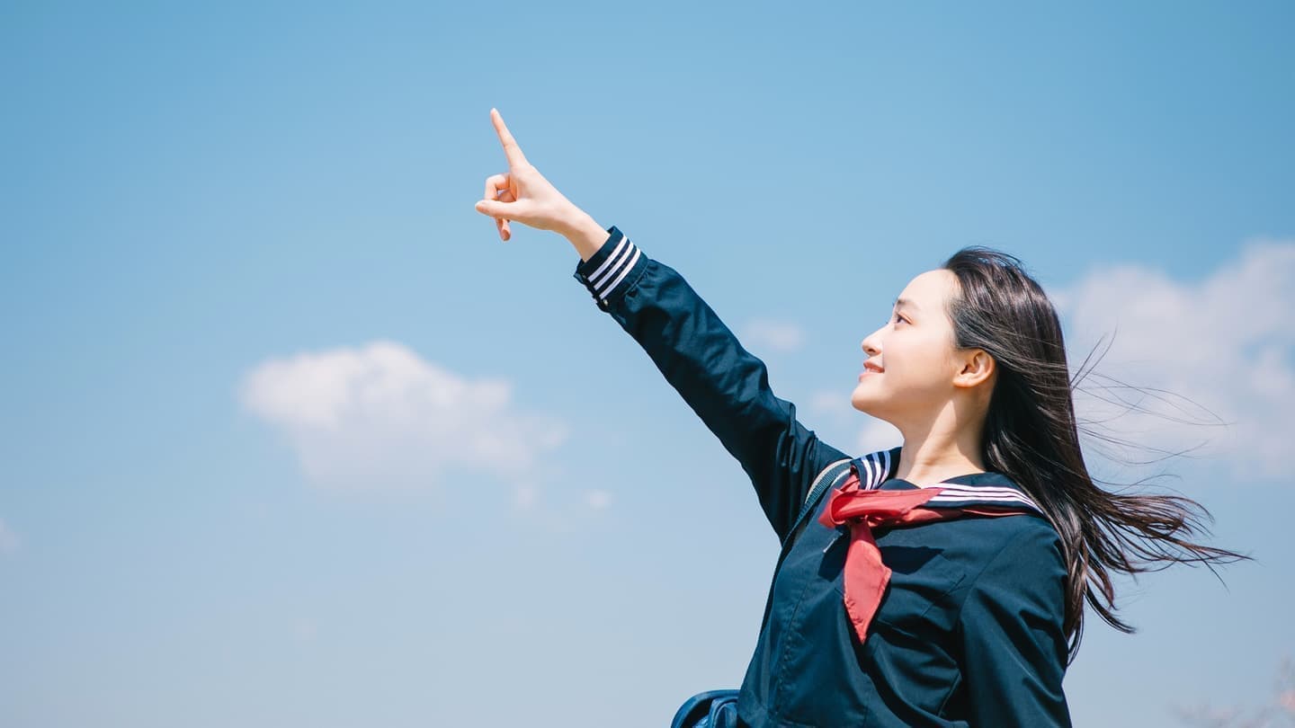 空を見上げる中学生