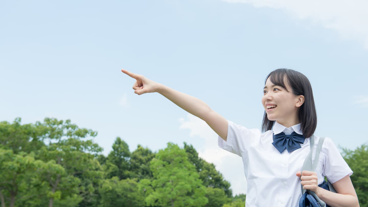 桜のなかの中学生