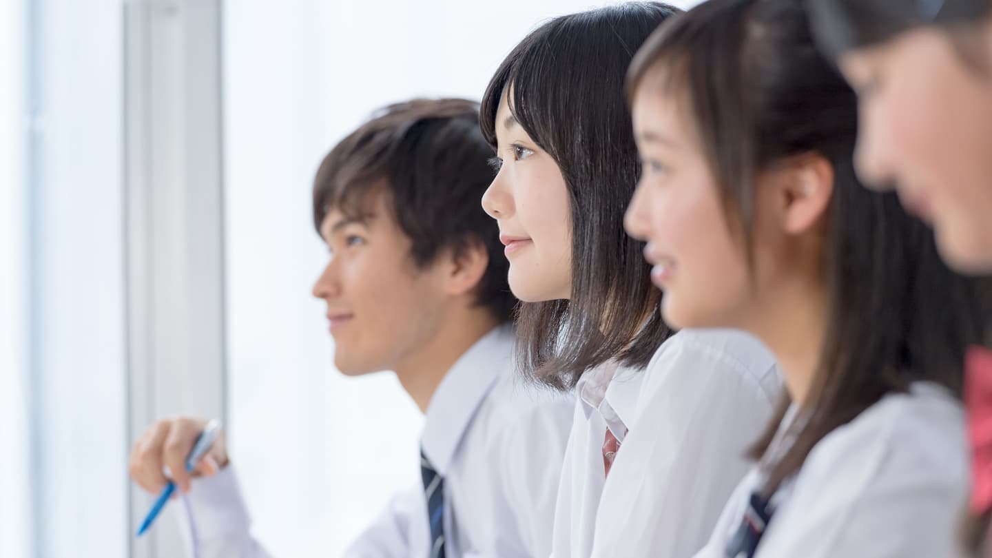 桜のなかの中学生