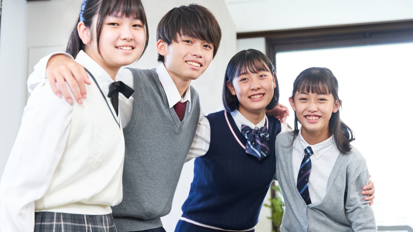 空を見上げる中学生