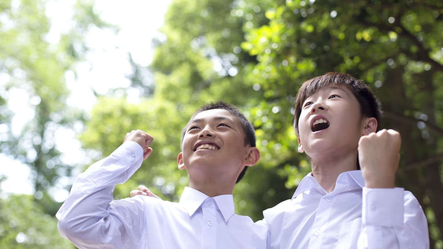 指さす女子中学生