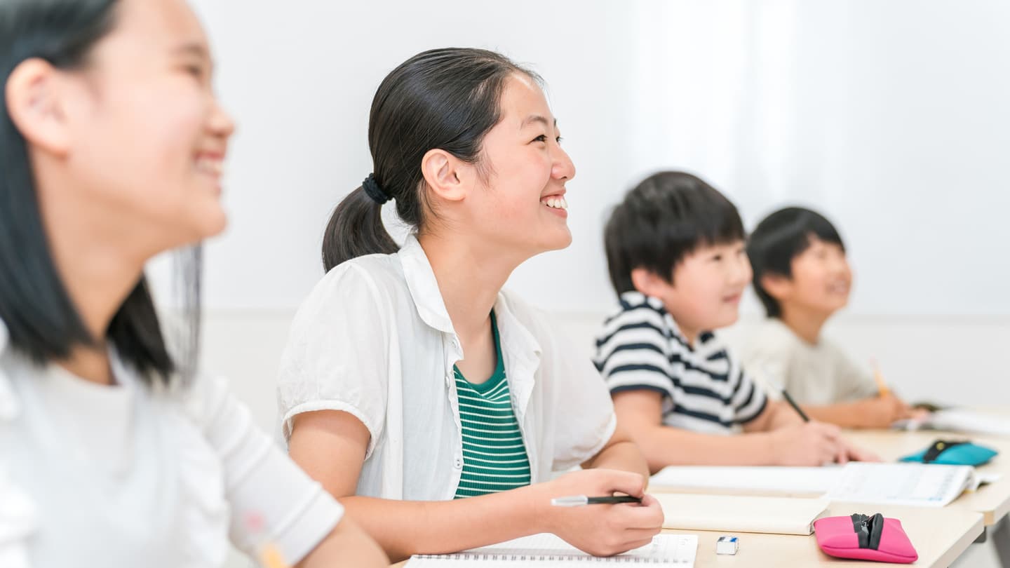 桜のなかの中学生