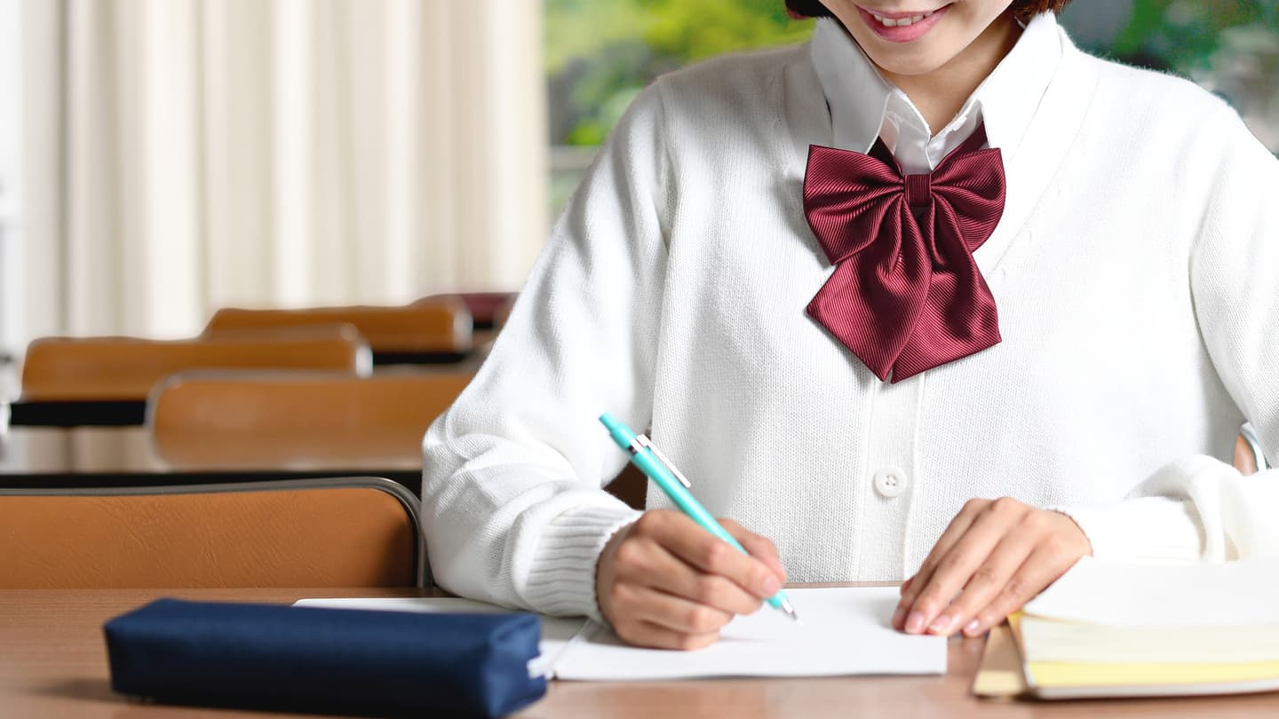 桜のなかの中学生