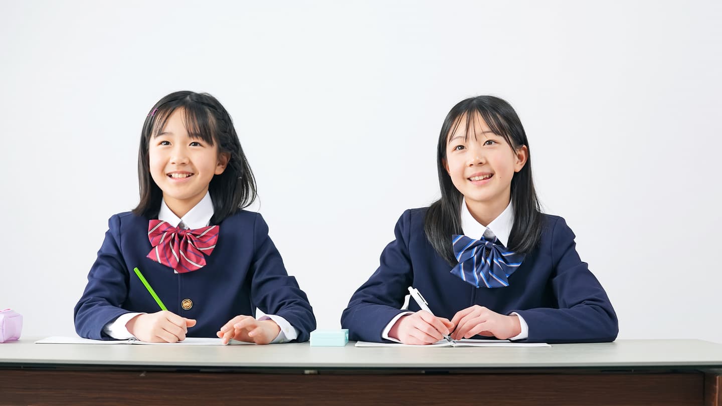 桜のなかの中学生